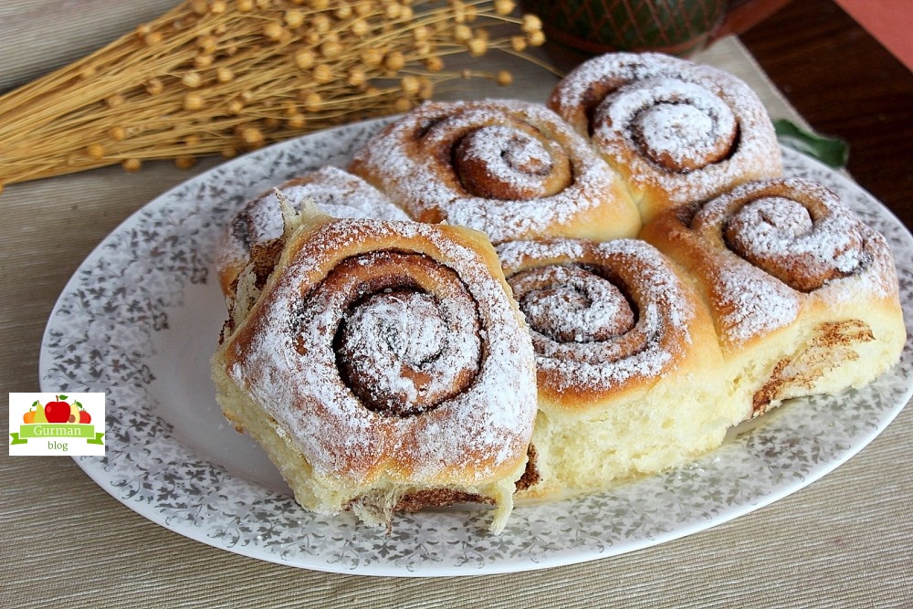 Нежные булочки с корицей