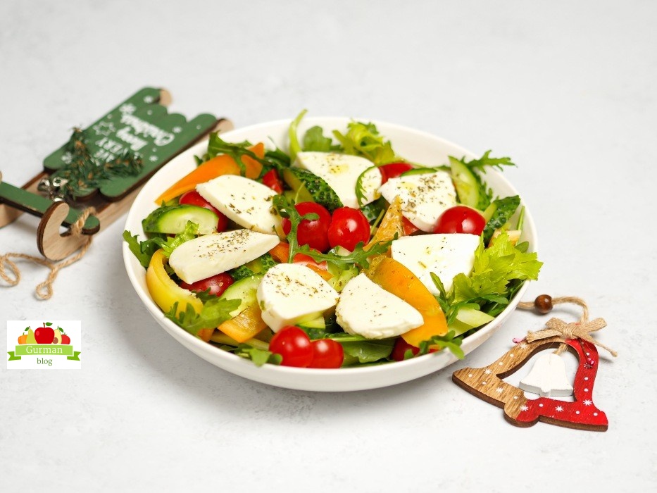 Новогодний салат без майонеза: легкий и вкусный