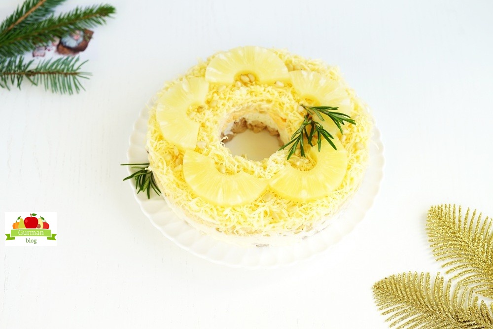 Новогодний салат из курицы и ананаса