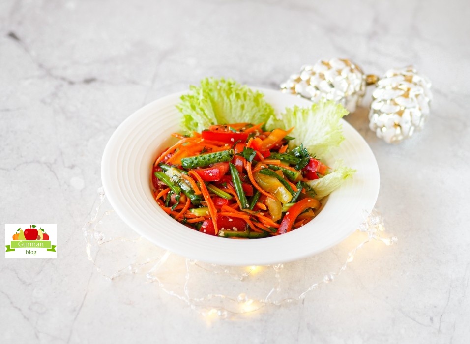 Новогодний салат из свежих овощей с горячей заправкой