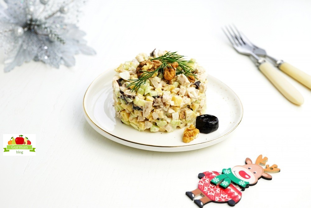 Новогодний салат с курицей, орехами и черносливом