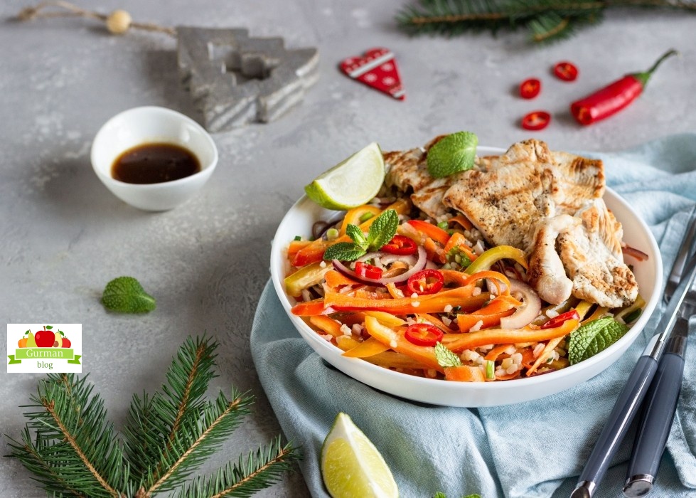 Новогодний салат с курицей, рисом и овощами