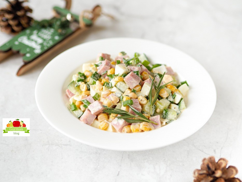 Новогодний салат с ветчиной и кукурузой