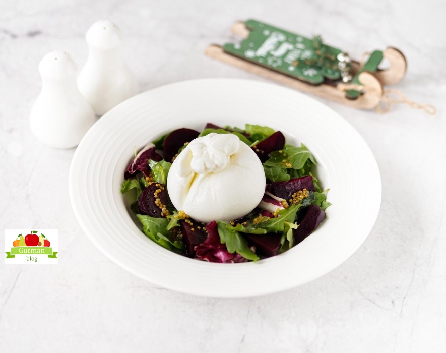 Новогодний салат со свеклой и бурратой без майонеза