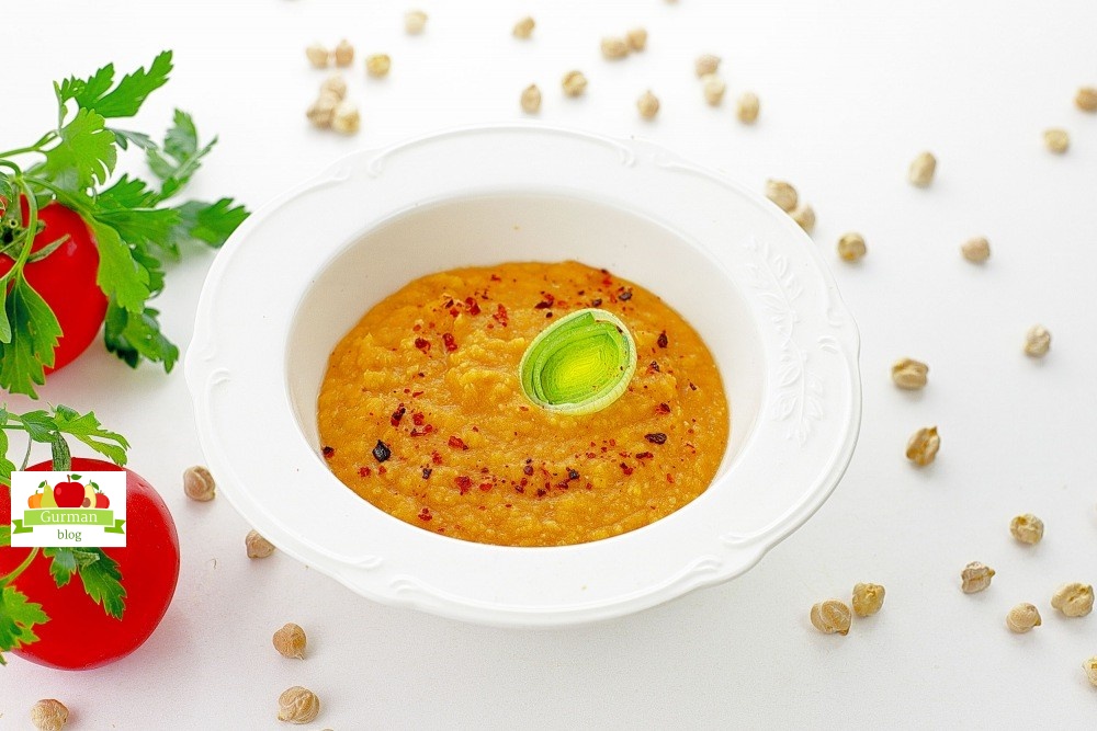 Нутовый суп-пюре с томатами