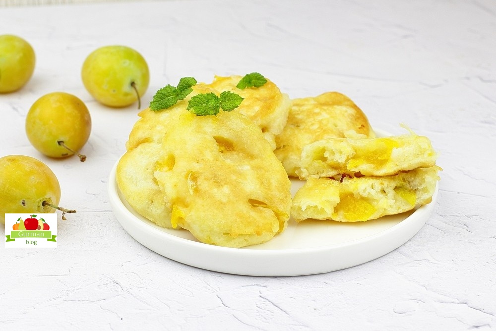 Оладьи со сливой