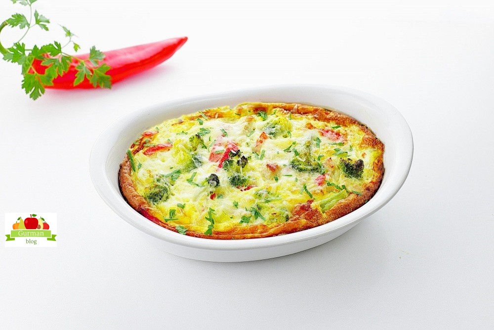 Омлет с индейкой и овощами в духовке