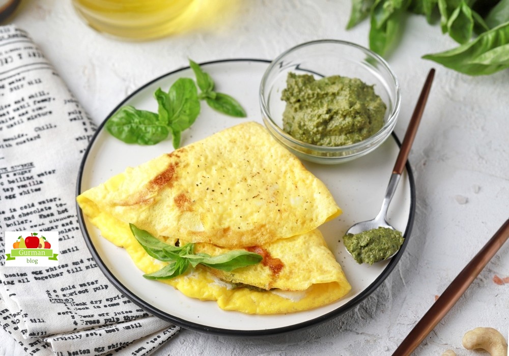 Омлет с сыром и соусом песто