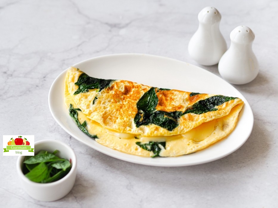 Омлет со шпинатом и сыром