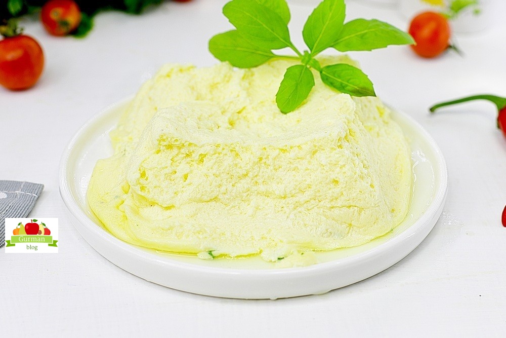 Омлет в микроволновке с молоком пышный