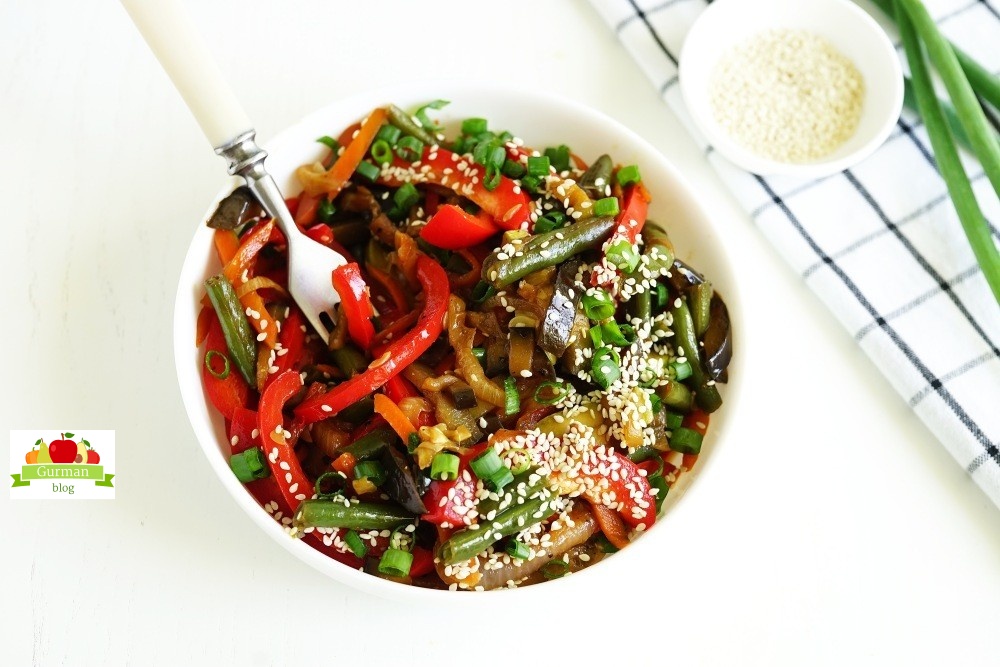 Овощи в соевом соусе на сковороде