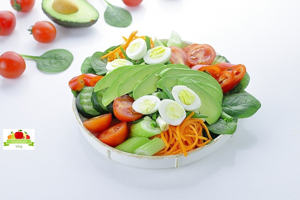 Овощной боул с перепелиными яйцами