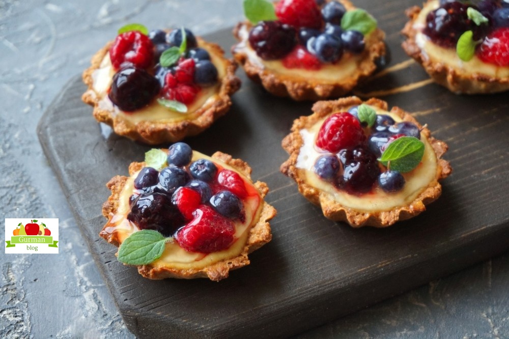 Овсяные корзиночки с творогом и ягодами