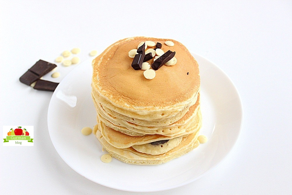 Панкейки с шоколадом внутри на сковороде