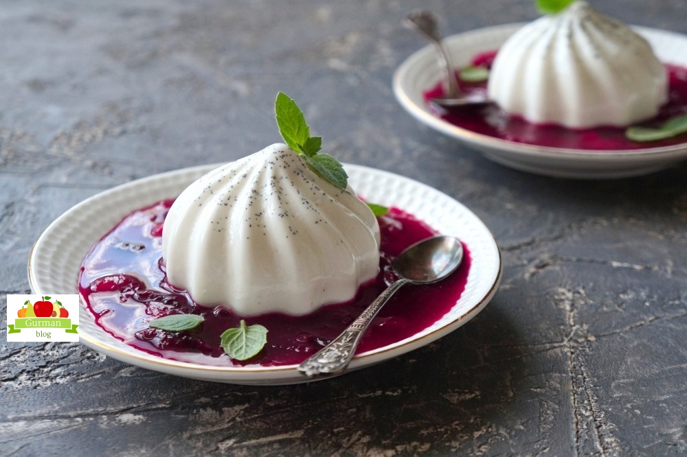 Панна-котта со сливовым соусом