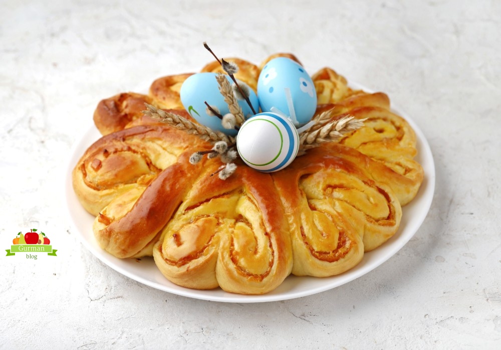 Пасхальный сдобный пирог с курагой