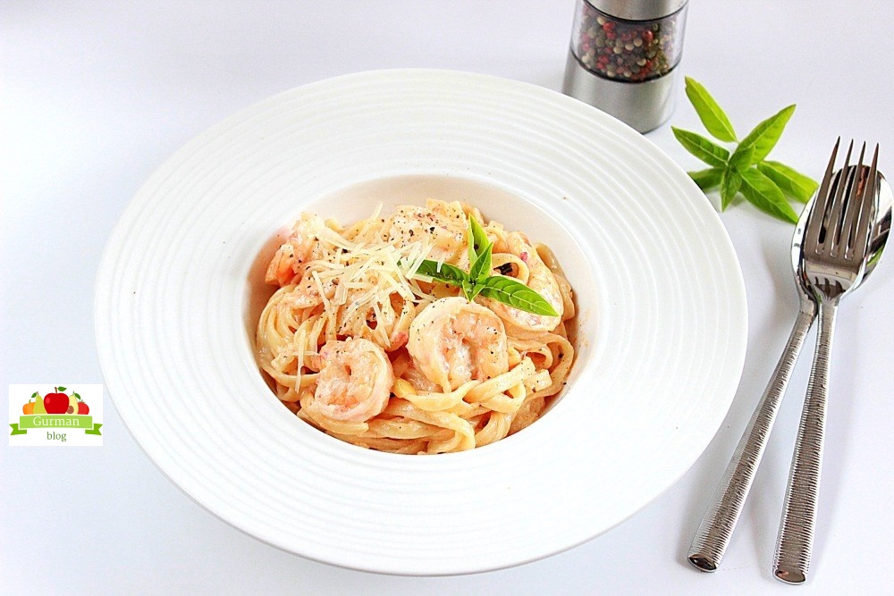 Паста с креветками в сливочно-чесночном соусе