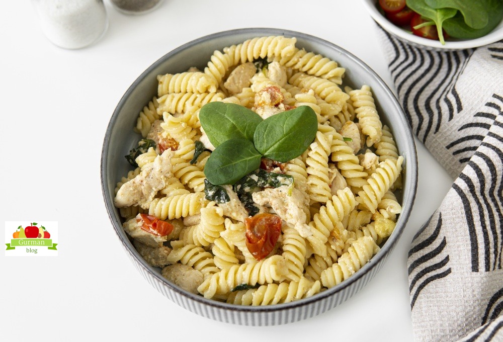 Паста с курицей в сливочном соусе