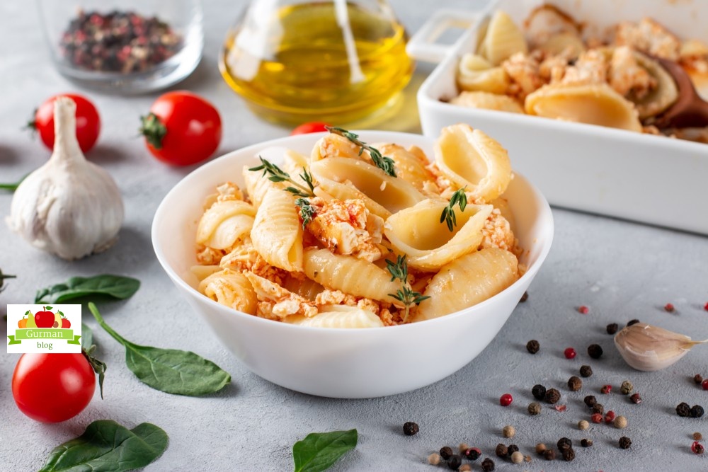 Паста с запечённой фетой и помидорами черри