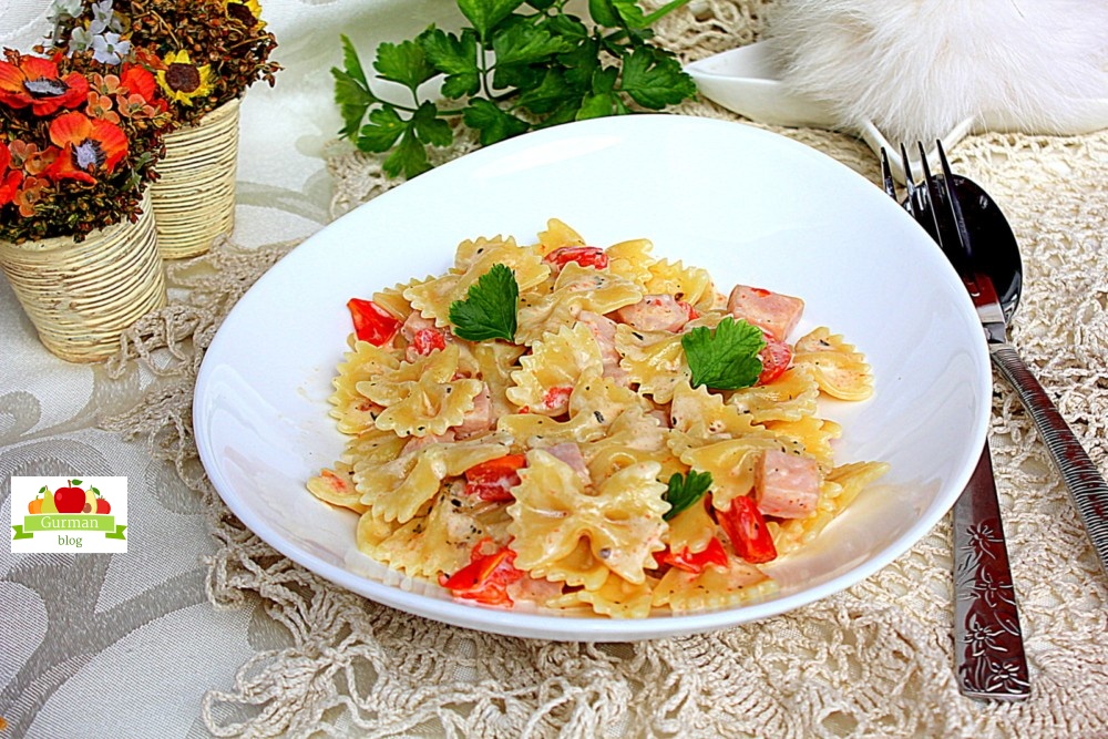 Паста в сливочном соусе с ветчиной и помидором