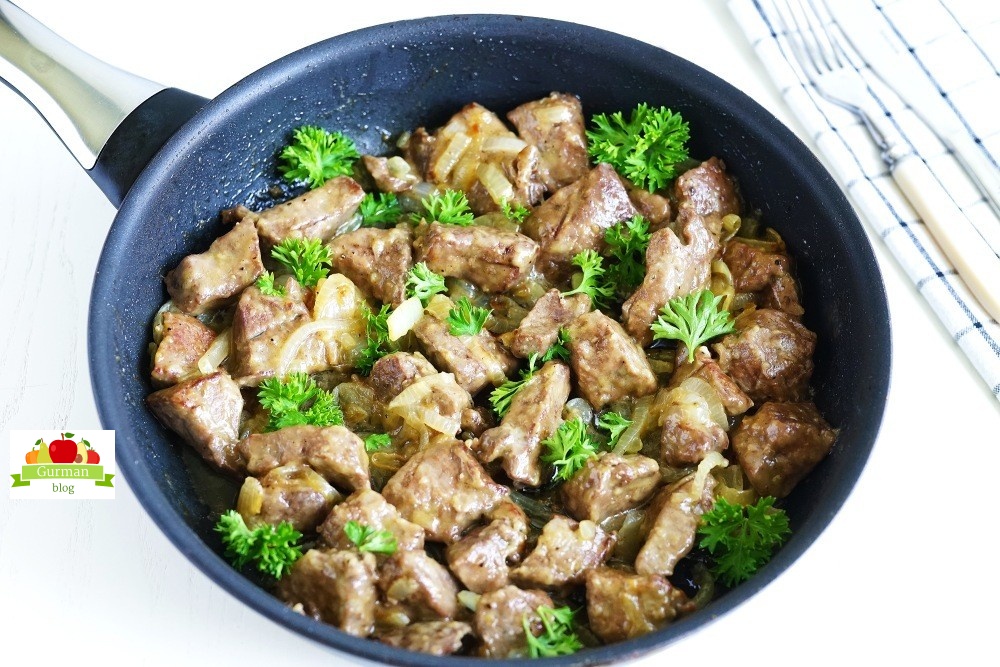 Печень с луком на сковороде