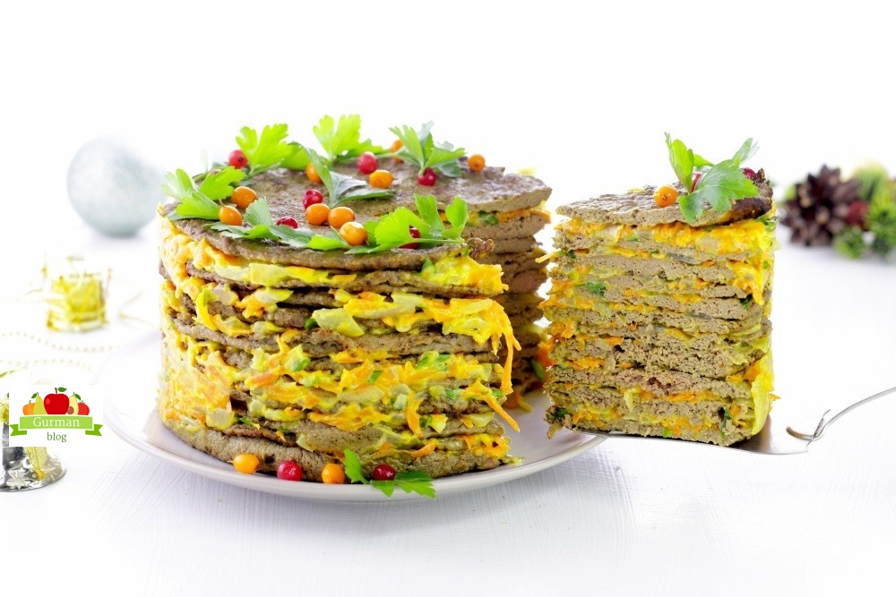 Печеночный торт из говяжьей печени с морковью и луком на сковороде