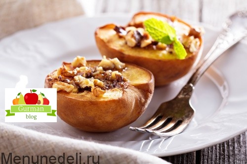 Печеные персики с орехами