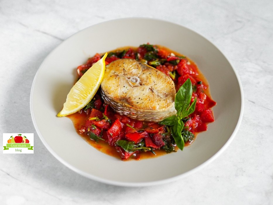 Пеленгас с помидорами