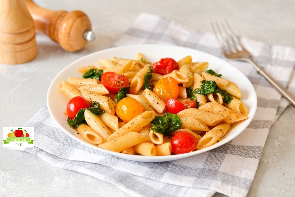 Пенне со шпинатом и помидорами черри