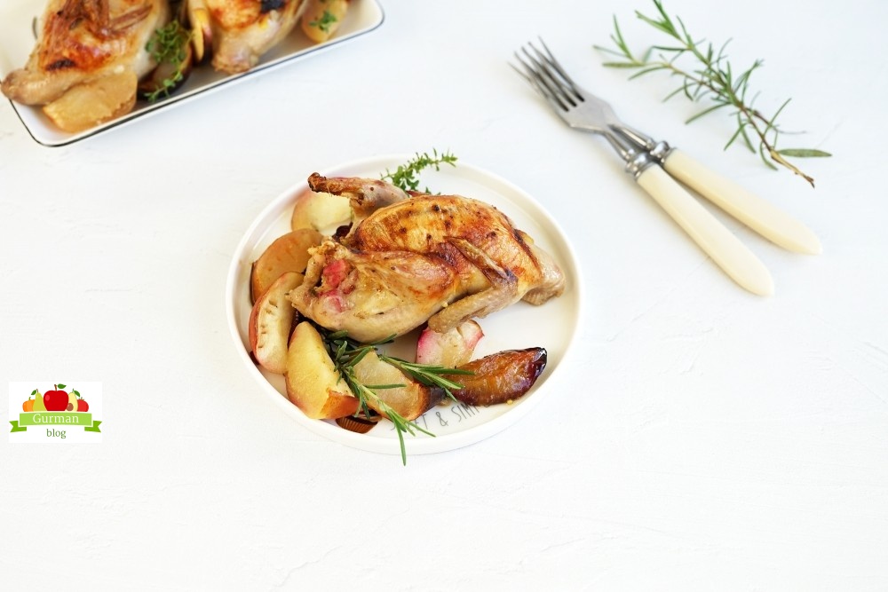 Перепела в духовке с яблоками