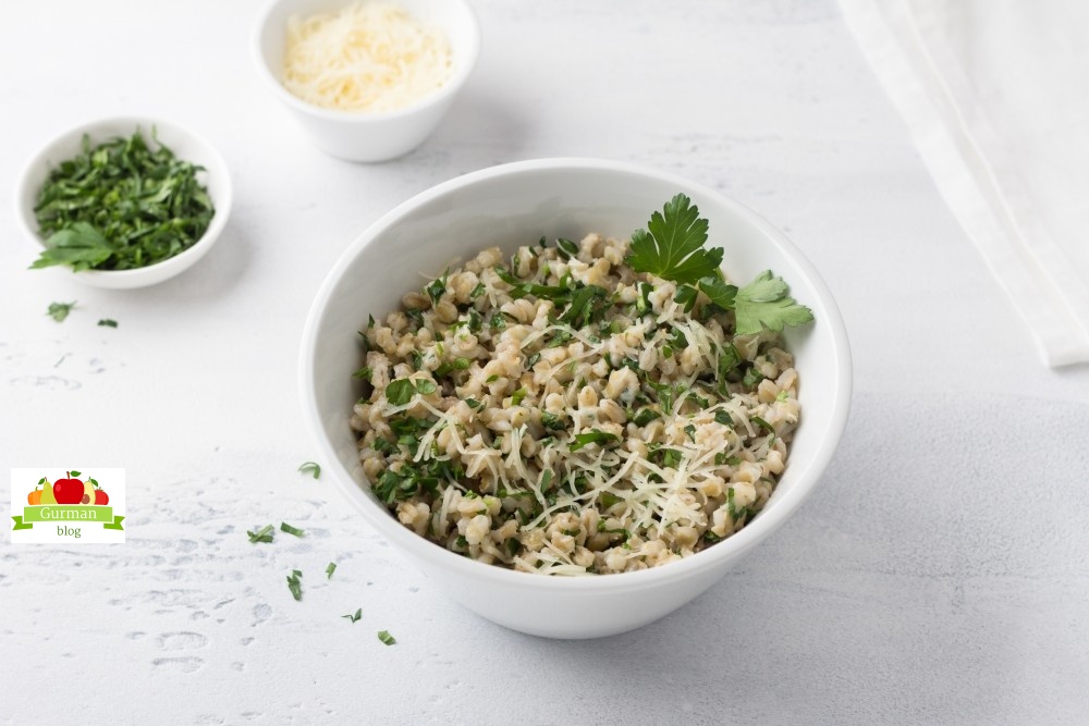 Перловка с сыром и зеленью