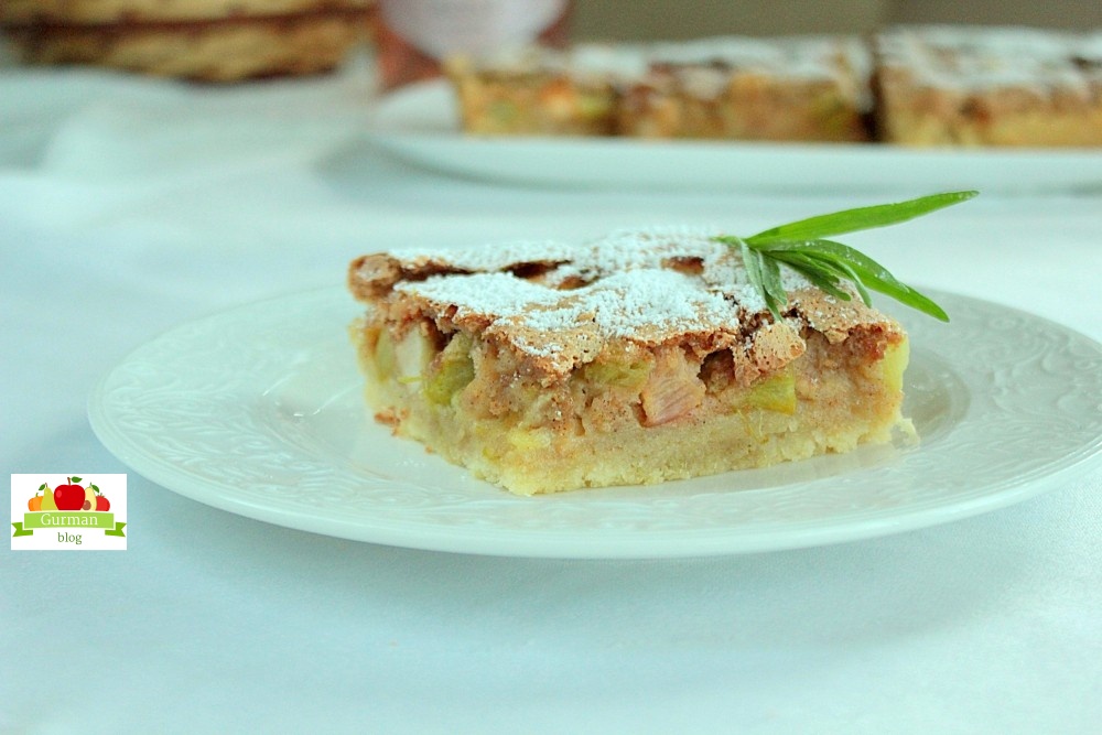 Песочный пирог с ревенем и яблоком