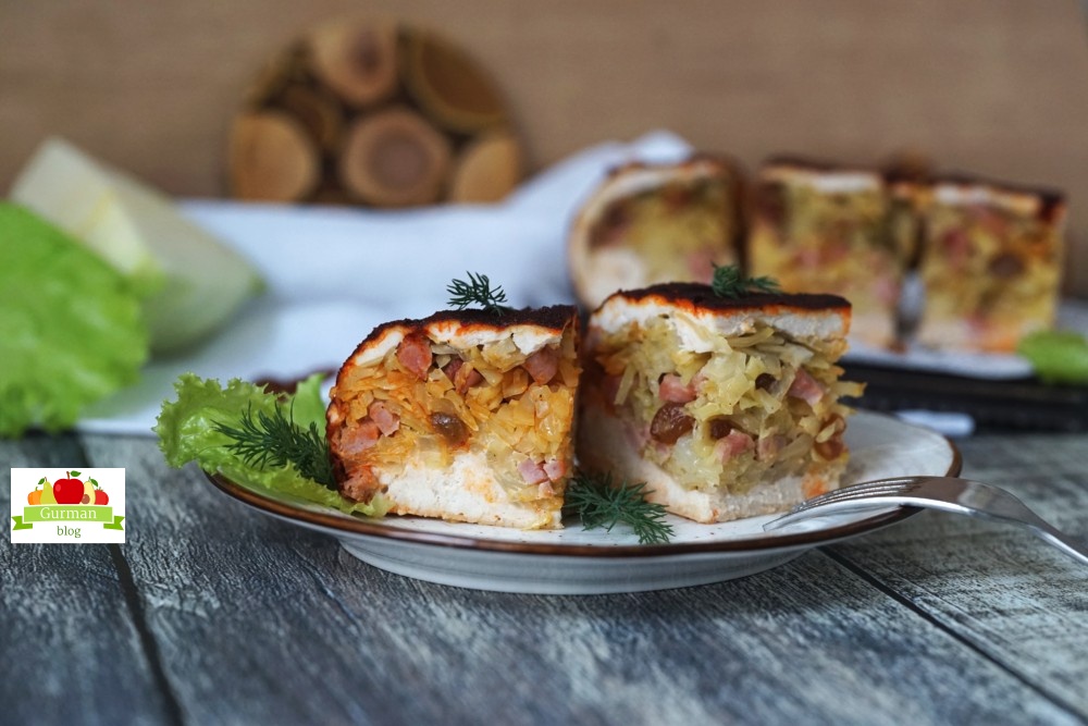 Пирог из индейки с паприкой, капустой и изюмом