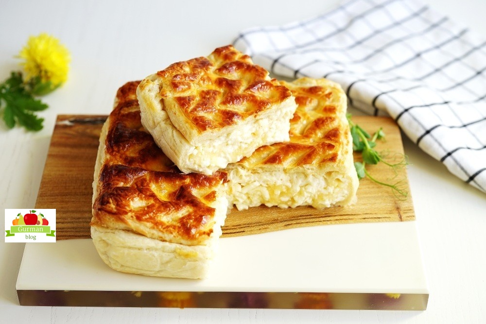 Пирог из слоеного дрожжевого теста с сыром