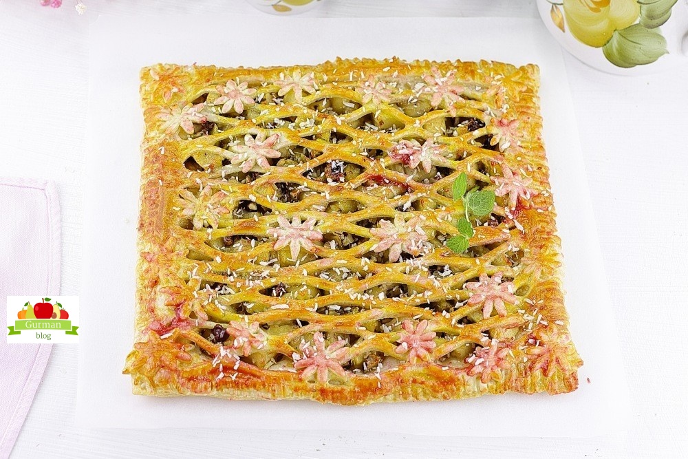 Пирог из слоеного теста с яблоками в духовке