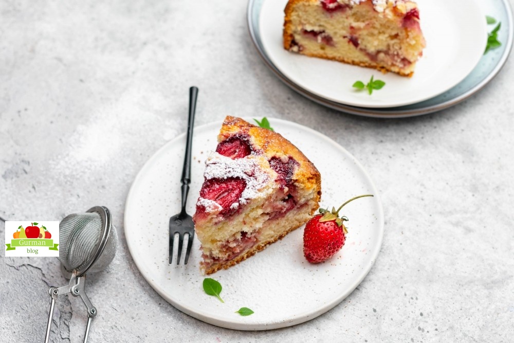 Пирог на кефире с клубникой