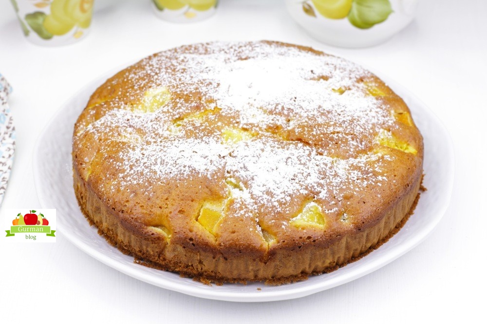 Пирог на кефире с вареньем