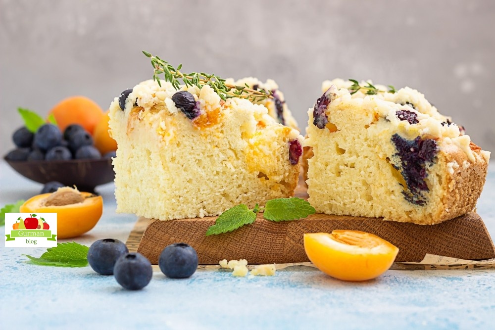 Пирог с голубикой и абрикосами на минеральной воде