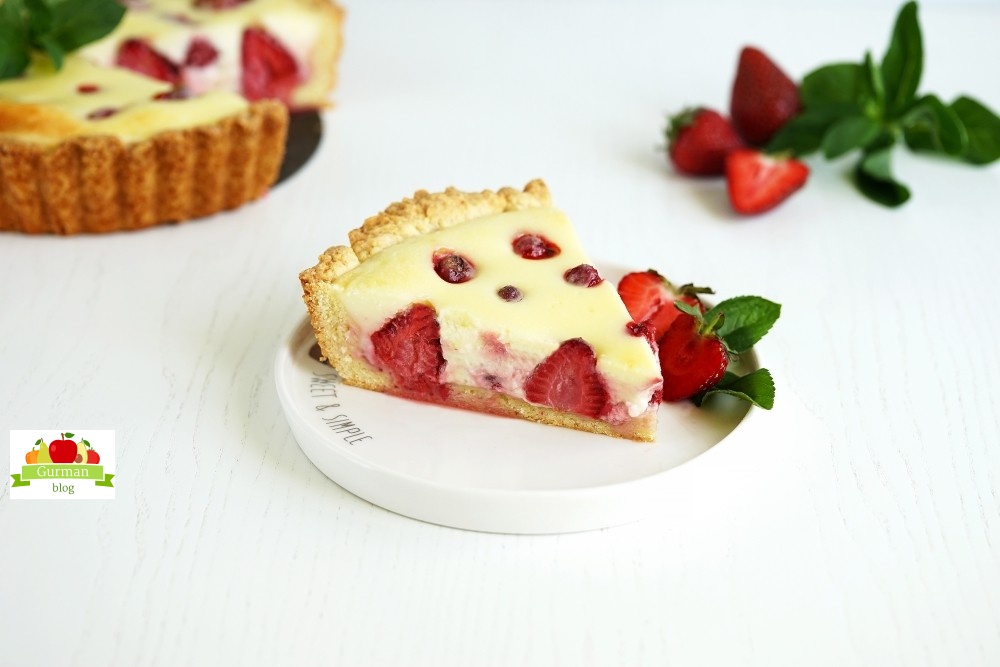 Пирог с клубникой и сметаной