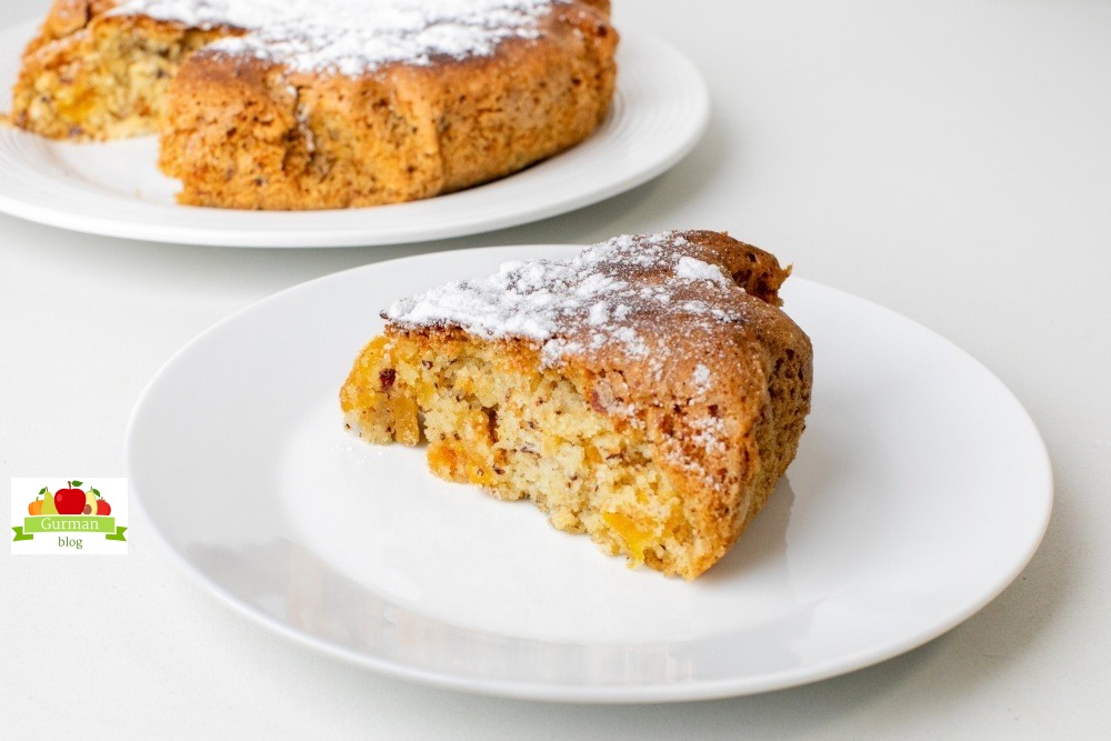 Пирог с курагой и орехами