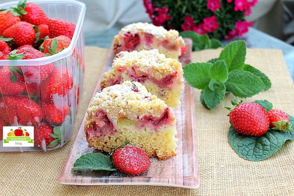 Пирог с ревенем и клубникой