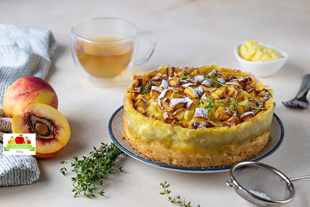 Пирог с заварным кремом и фруктами