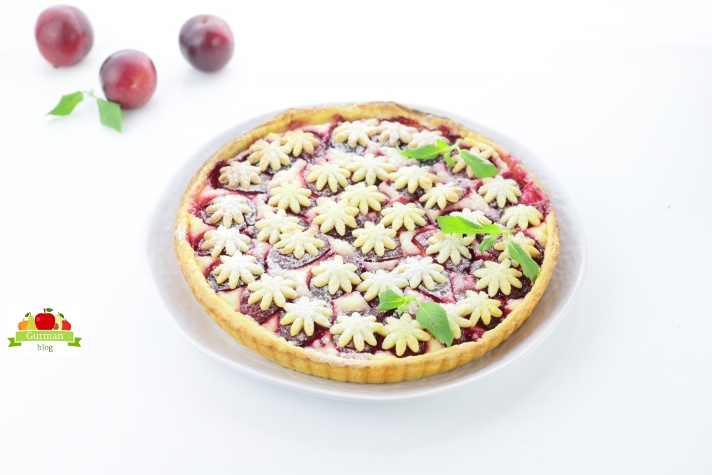 Пирог со сливой и творогом