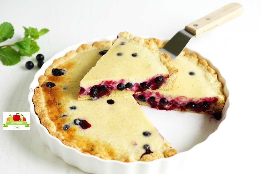 Пирог со смородиной и сметанной заливкой из песочного теста: простой рецепт