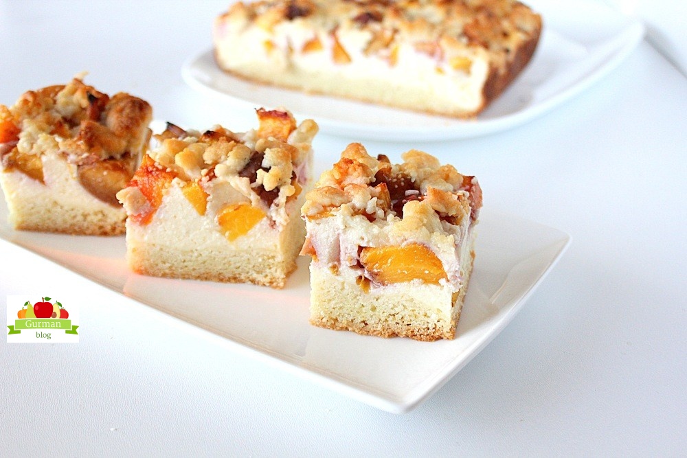 Пирог со свежими персиками и творогом