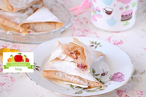 Пирожки из теста фило с замороженной вишней