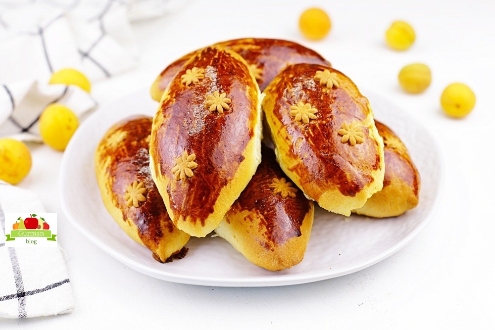 Пирожки с абрикосами в духовке из дрожжевого теста