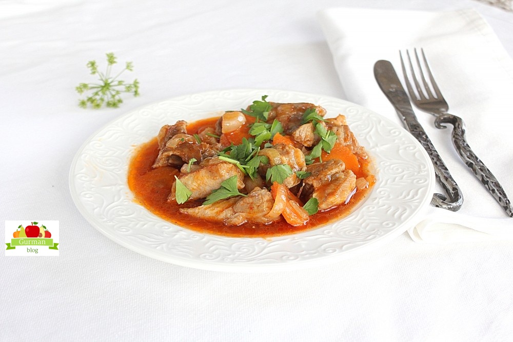 Поджарка из свинины: рецепт на сковороде с луком и морковью