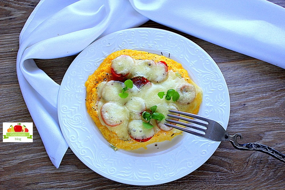 Полента с помидором и моцареллой