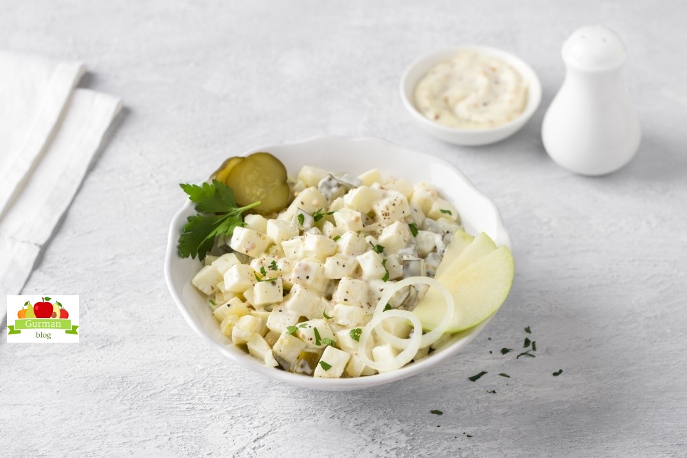 Польский салат с луком и яблоками